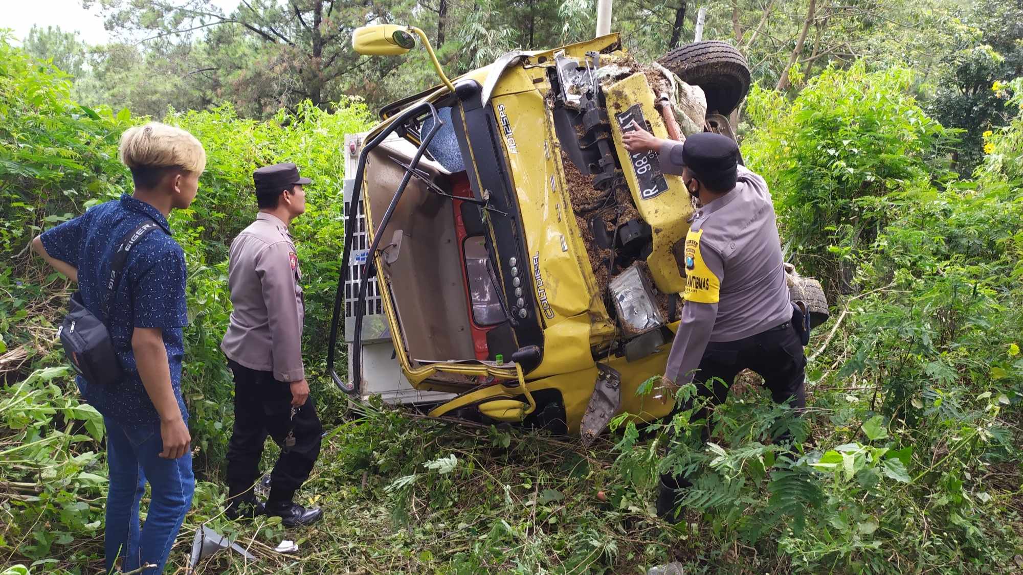 Kondisi truk bermuatan susu yang terguling di Pacet Mojokerto (Foto / Metro TV)