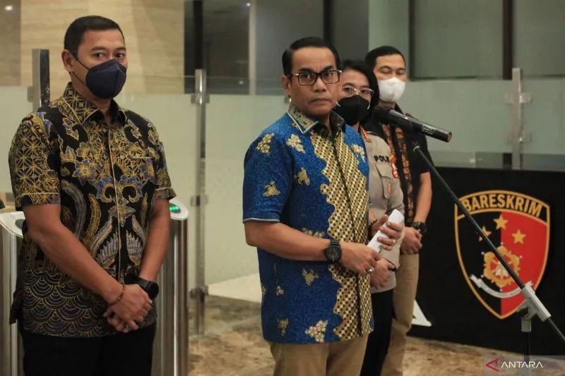 Dokumentasi-Direktur Tindak Pidana Umum (Dirtipidum) Bareskrim Polri, Brigjen Pol Andi Rian Djajadi (tengah) didampingi Kabag Penum Divisi Humas Polri Kombes Pol Nurul Azizah (kedua kanan) dan jajaran menyampaikan keterangan kepada wartawan terkait kasus 