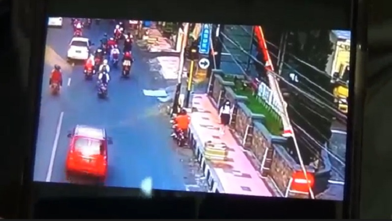 Rekaman CCTV yang menunjukkan pelaku eksibisionis di Jember (Foto / Metro TV)