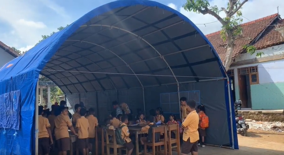 Sejumlah siswa terpaksa belajar di tenda darurat/metrotv