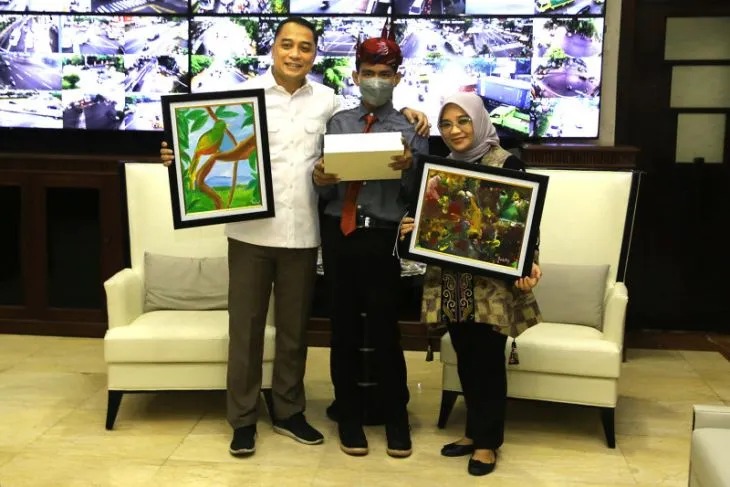 Arsip Foto - Wali Kota Surabaya Eri Cahyadi dan istrinya Rini Indriyani mengapresiasi hasil karya lukisan dari penyandang disabilitas, Rizky Gusti Priambodo saat dipamerkan di Balai Kota Surabaya, Selasa (2/8/2022). ANTARA/HO-Diskominfo Surabaya.