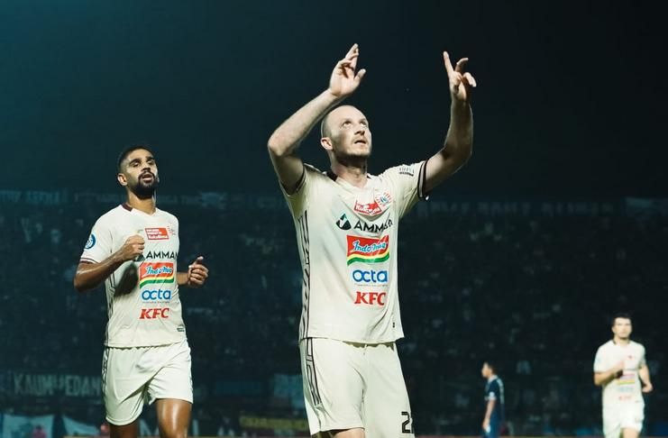  Selebrasi Krmencik usai membobol gawang Arema/persija