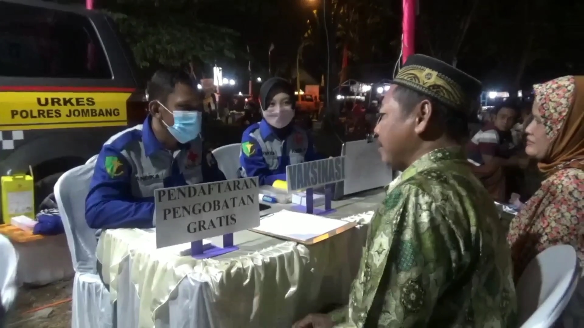 Polres Jombang, Jawa Timur, membuka gerai vaksinasi dosis ketiga covid-19 di acara pengajian umum di Lapangan Sumobito, Jombang/metrotv 