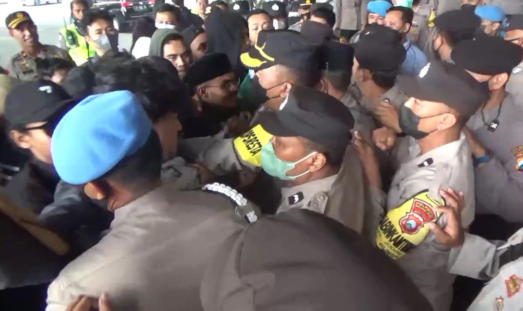 Polisi mendorong para pendemo keluar dari Gedung DPRD Kota Malang/metrotv