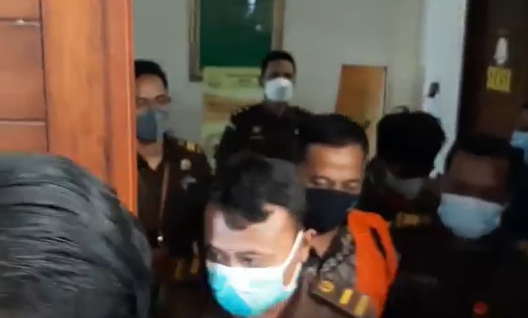 Tersangka Rusdianto digelandang petugas Kejari Gresik/metrotv