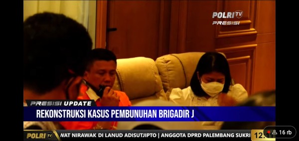 Ferdy Sambo Peluk Putri Candrawathi Saat Rekonstruksi Pembunuhan Brigadir J