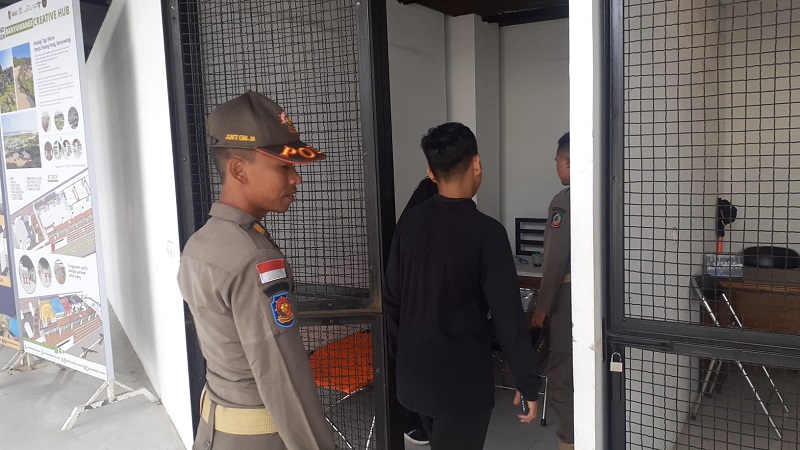 Sepasang remaja diamankan Satpol PP usai kepergok mesum di kamar mandi Terminal Banyuwangi (Foto / Metro TV)