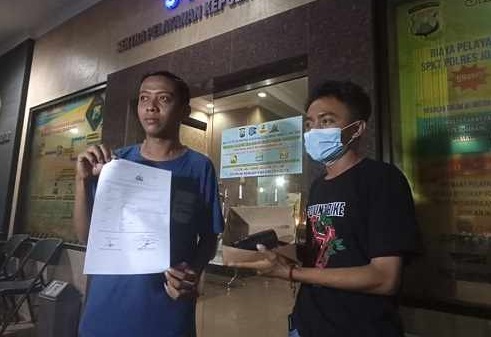 Liput Kericuhan Bola Voli, Oknum Guru SMK Dwija Bhakti Jombang Rampas Kamera Wartawan