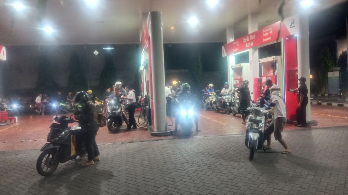 Sejumlah pengendara sepeda motor antre BBM (Foto / Metro TV)