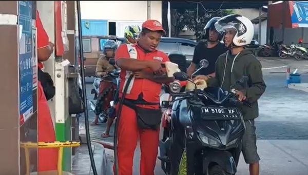 SPBU di Sumenep Diserbu Warga, Petugas Kewalahan!