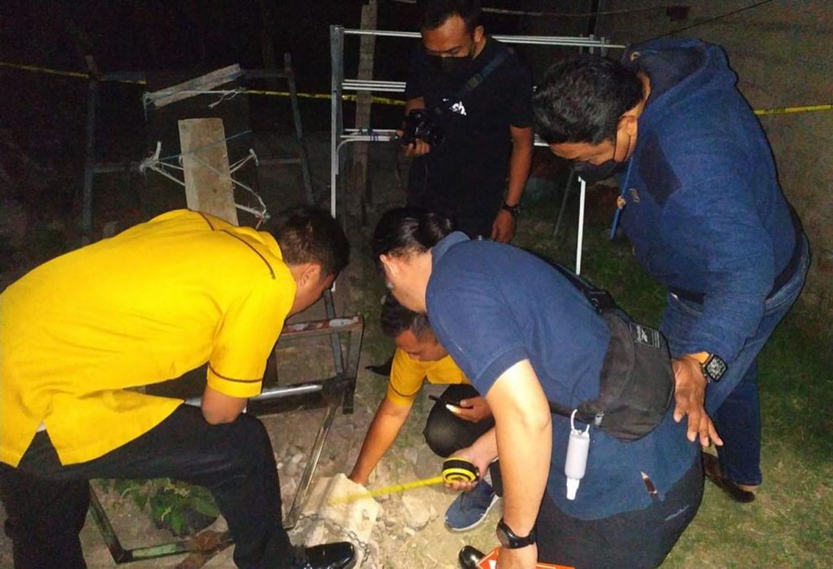 Polisi melakukan olah TKP pilar ambruk yang tewaskan seorang anak di Kediri (Foto / Metro TV)