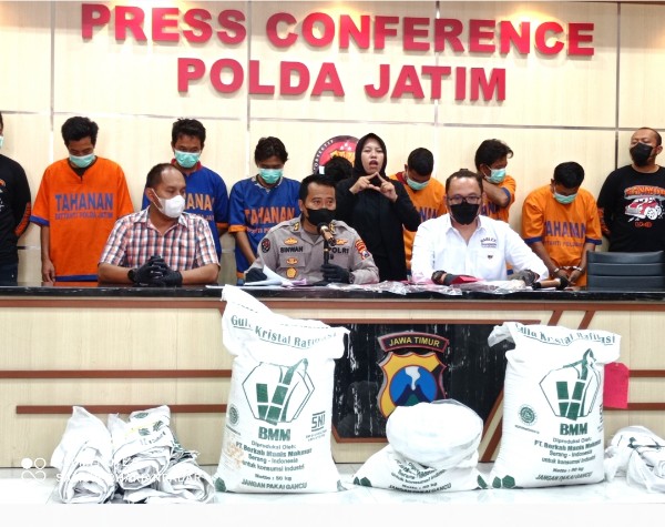 Polda Jatim mengamankan 7 pelaku pencurian gula rafinasi di Surabaya (Foto / Metro TV)