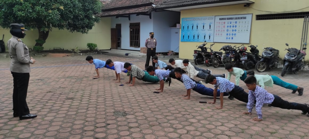 Belasan pelajar dihukum push up setelah terjaring razia bolos sekolah (Foto / Metro TV)