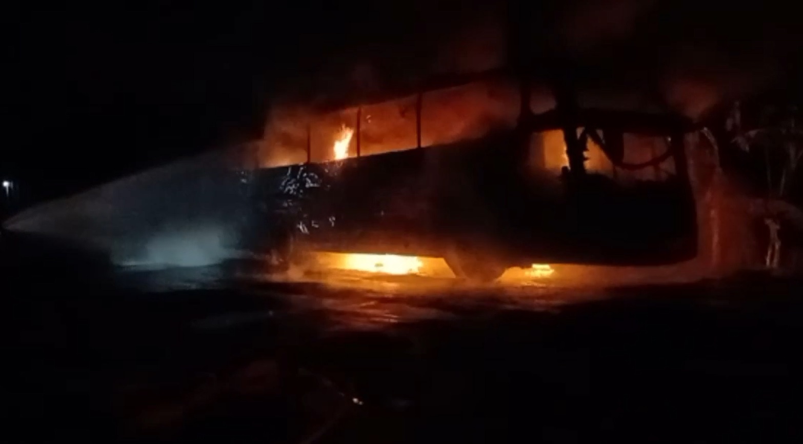 Bus Sarat Penumpang Terbakar di Jalur Pantura Situbondo