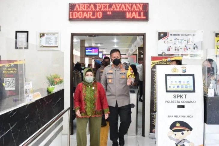 Deputi Bidang Pelayanan Publik Kemenpan RB Diah Natalisa saat mengunjungi Mall Mini Pelayanan Polri (MMPP) Polresta Sidoarjo, Kamis (1/8). (ANTARA/ HO Polresta Sidoarjo)