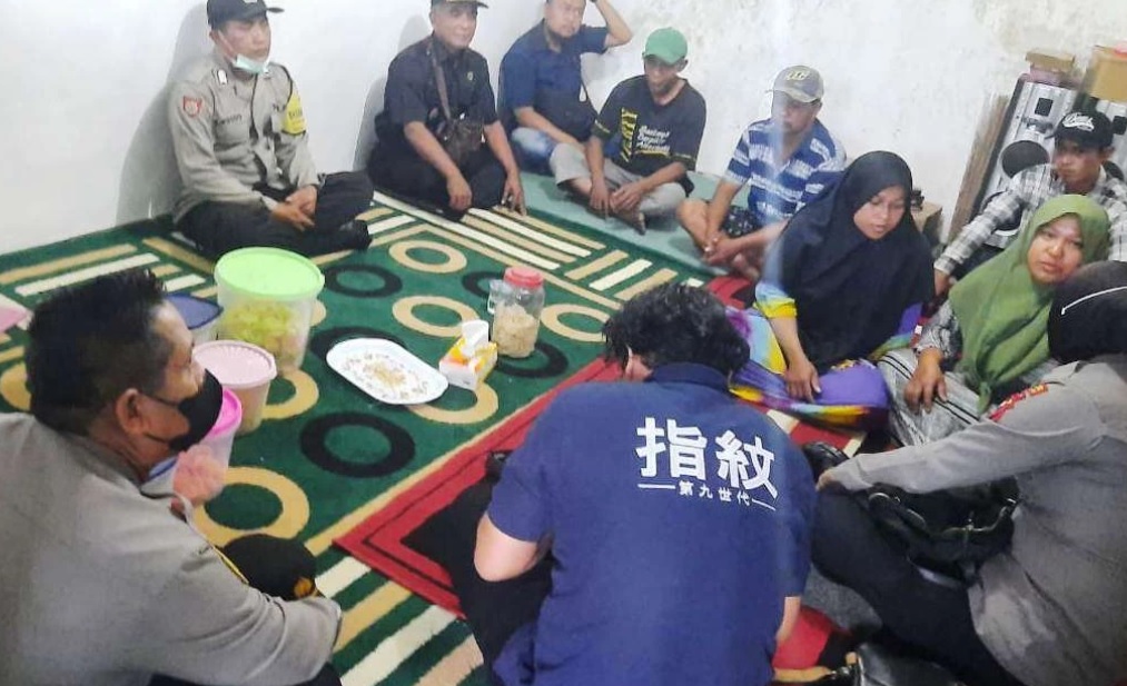 Sejumlah anggota kepolisian mendatangi rumah korban/ist