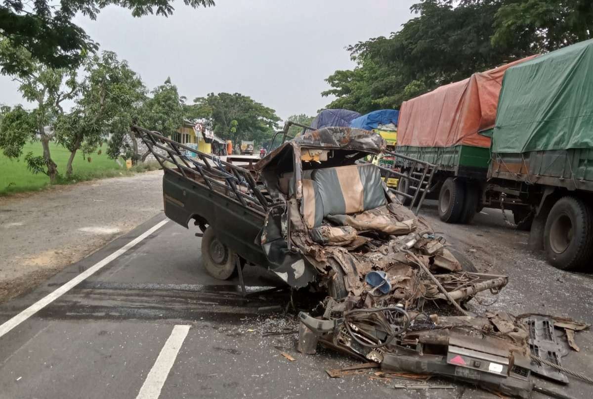 Oleng Hantam Tronton, Sopir Pikap Tewas di Jalur Pantura Tuban