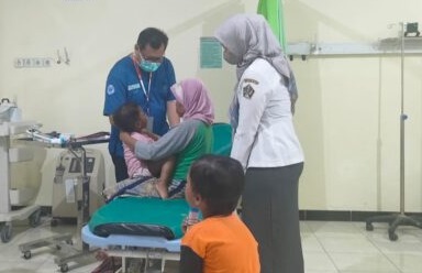 Bocah korban kekerasan menjalani pemeriksaan medis di RSUD Ngudi Waluyo Blitar/ist