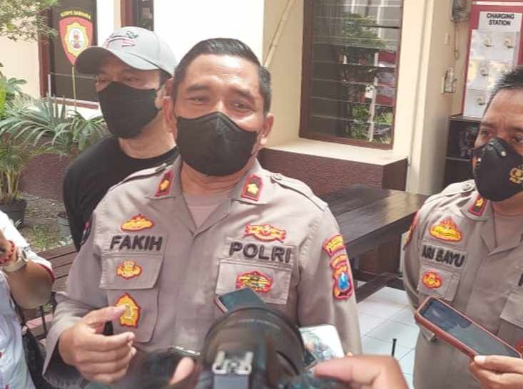 Kasi Humas Polrestabes Surabaya, Kompol M. Fakih saat menjelaskan kronologis kasus tahanan gantung diri di Polsek Tambaksari (Foto / Metro TV)