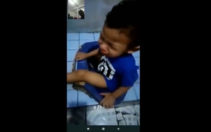 Panik!, Kaki Balita di Jember Masuk Kloset