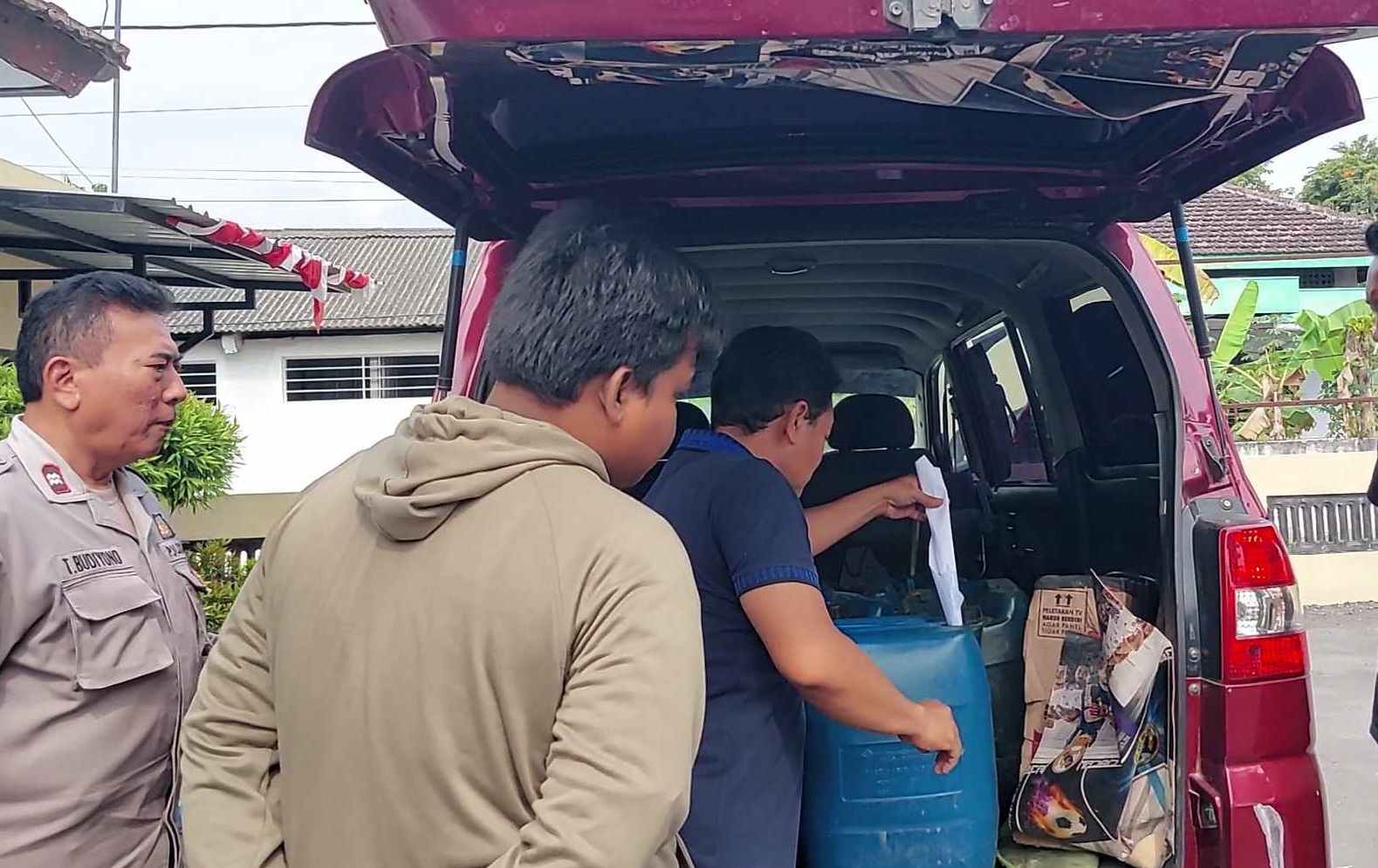 Mobil yang membawa 245 liter pertalite diamankan polisi (Foto / Metro TV)