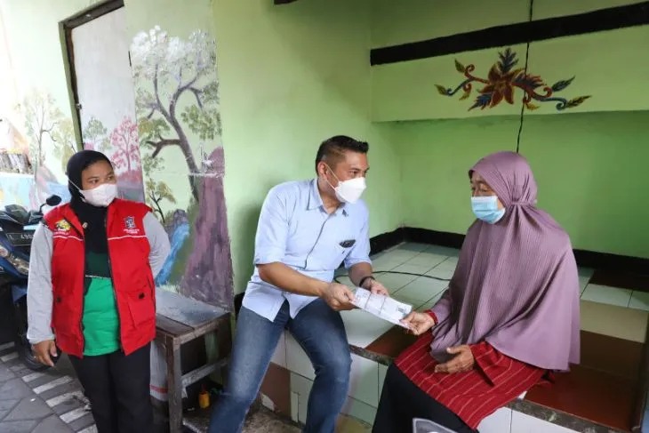 Lurah Pucang Sewu Kota Surabaya Kenny Pieter Tupamahu mengantarkan berkas administrasi kependudukan ke rumah warga, Sabtu (3/9/2022). ANTARA/HO-Diskominfo Surabaya.