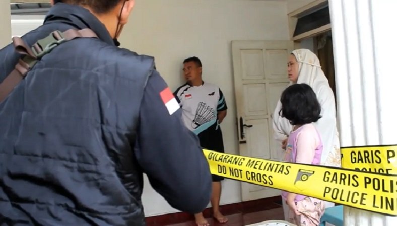 Polisi melakukan olah TKP perampokan yang menimpa seorang dokter di Lumajang (Foto / Metro TV)