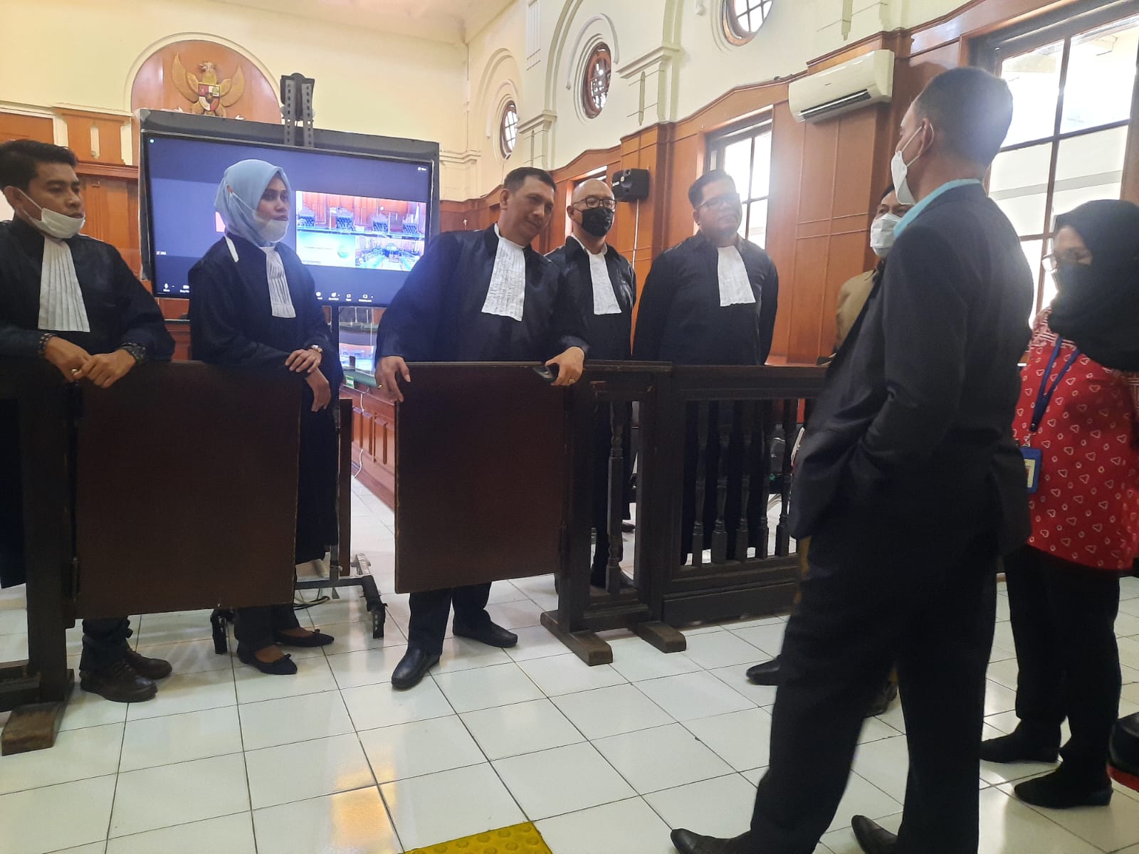 Ketua Bidang Pengawasan Hakim dan Investigasi Komisi Yudisial, Joko Sasmito (kanan) saat memantau proses sidang Mas Bechi (Foto / Metro TV)