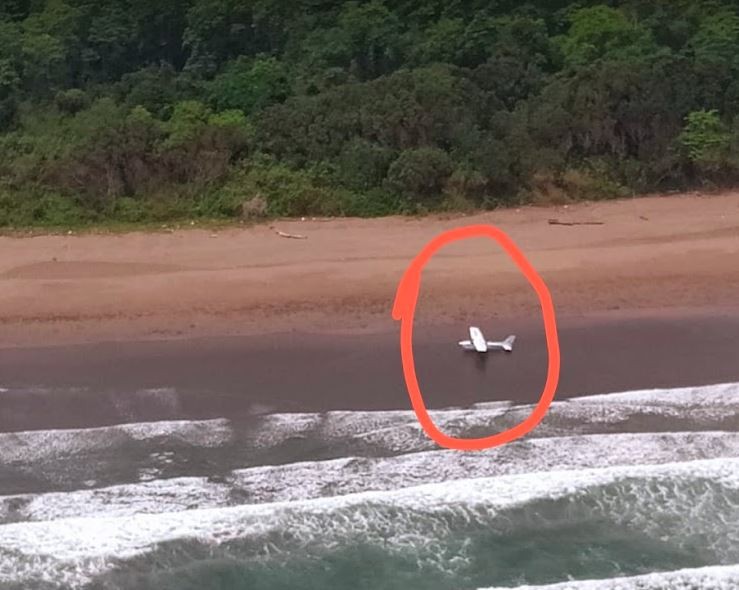 Pesawat latih milik API nampak berada di Pantai Ngagelan, Alas Purwo, Banyuwangi (Foto/ Istimewa)