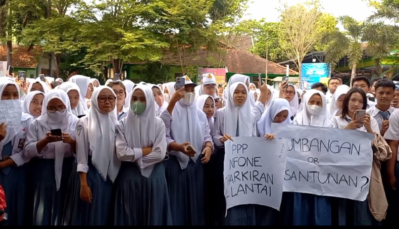 Siswa SMKN 1 Boyolangu menggelar demo menolak pungutan liar sekolah (Foto / Metro TV) 