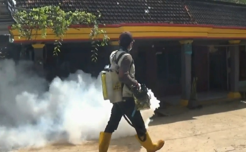  Dinas Kesehatan (Dinkes) Kabupaten Tuban melakukan pengasapan alias fogging terhadap sejumlah permukiman warga (Foto / Metro TV)
