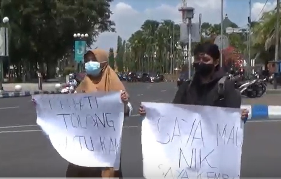 Ahmad Samani dan kakaknya membentangkan poster di depan Kantor Bupati Jember/metrotv