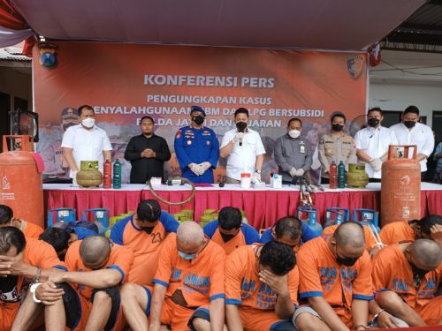 Ditreskrimsus Polda Jawa Timur saat merilis kasus penyelewengan bahan bakar minyak (BBM) dan LPG 3 kilogram, Selasa, 6 September 2022. Medcom.id/ Amaluddin