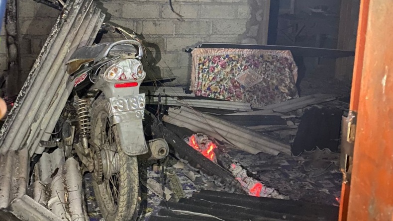 Kondisi motor dan perabot rumah yang dibakar (Foto / Metro TV)