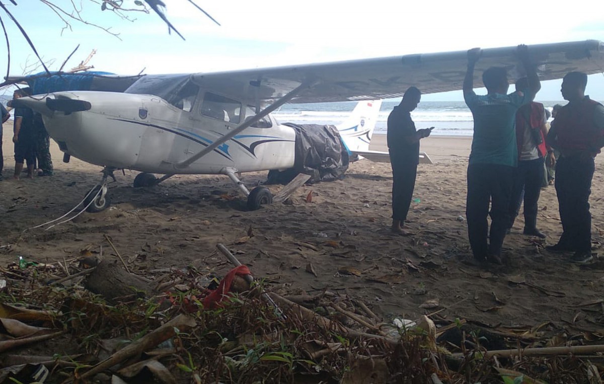 Pesawat yang Jatuh di pantai Alas Purwo Banyuwangi belum dievakuasi (Foto / Metro TV)