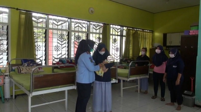 Ibu bersama anak-anaknya harus menjalani masa tahanan di dalam lapas (Foto / Metro TV)