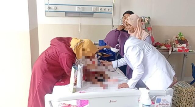 Tim dokter memeriksa kondisi balita korban penganiayaan di Blitar (Foto / Istimewa)