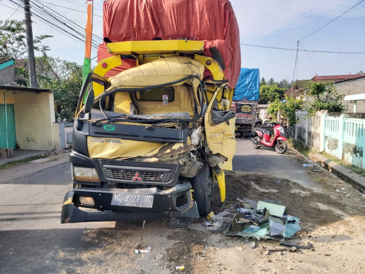 Kondisi truk usai menghantam truk yang berhenti di Kediri (Foto / Metro TV)