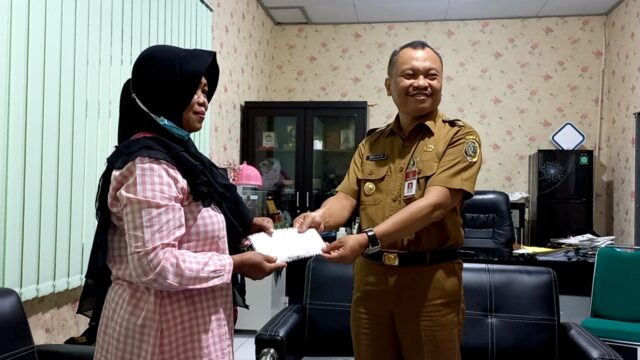 Kepala Dinas Sosial (Dinsos) Kabupaten Tulungagung mengembalikan bansos milik Suktemi (Foto / Metro TV) 