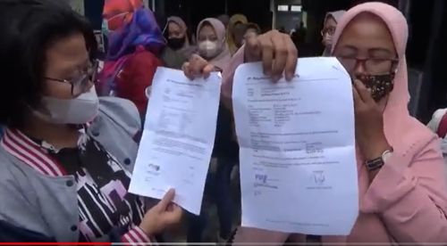 Perwakilan buruh menunjukkan surat PHK/metrotv