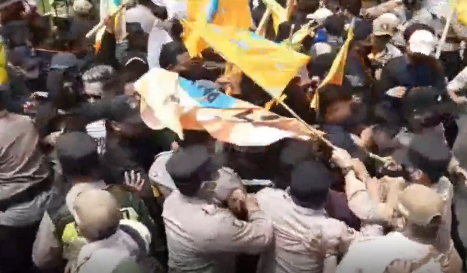 Polisi dan mahasiswa terlibat saling dorong di pintung gerbang DPRD Lumajang/metrotv