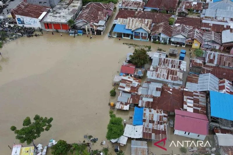 Arsip Foto. Hujan lebat menyebabkan permukiman warga terendam banjir di Kampung Baru di Kota Palu, Provinsi Sulawesi Tengah, Selasa (6/9/2022). (ANTARA FOTO/Mohamad Hamzah/rwa)
