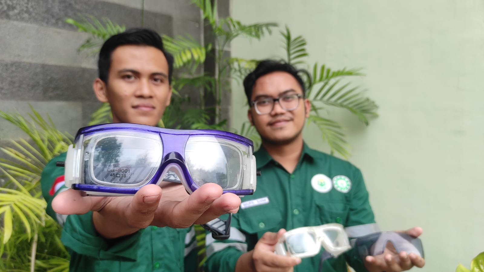 Naufal menunjukkan inovasi kacamata aman untuk pekerja yang memiliki masalah pada matanya (Foto / Hum)