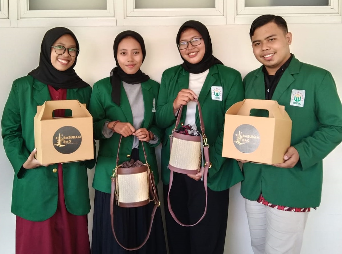Empat mahasiswa Unusa menunjukkan kreasi tas ramah lingkungan berbahan bambu (Foto / Hum)