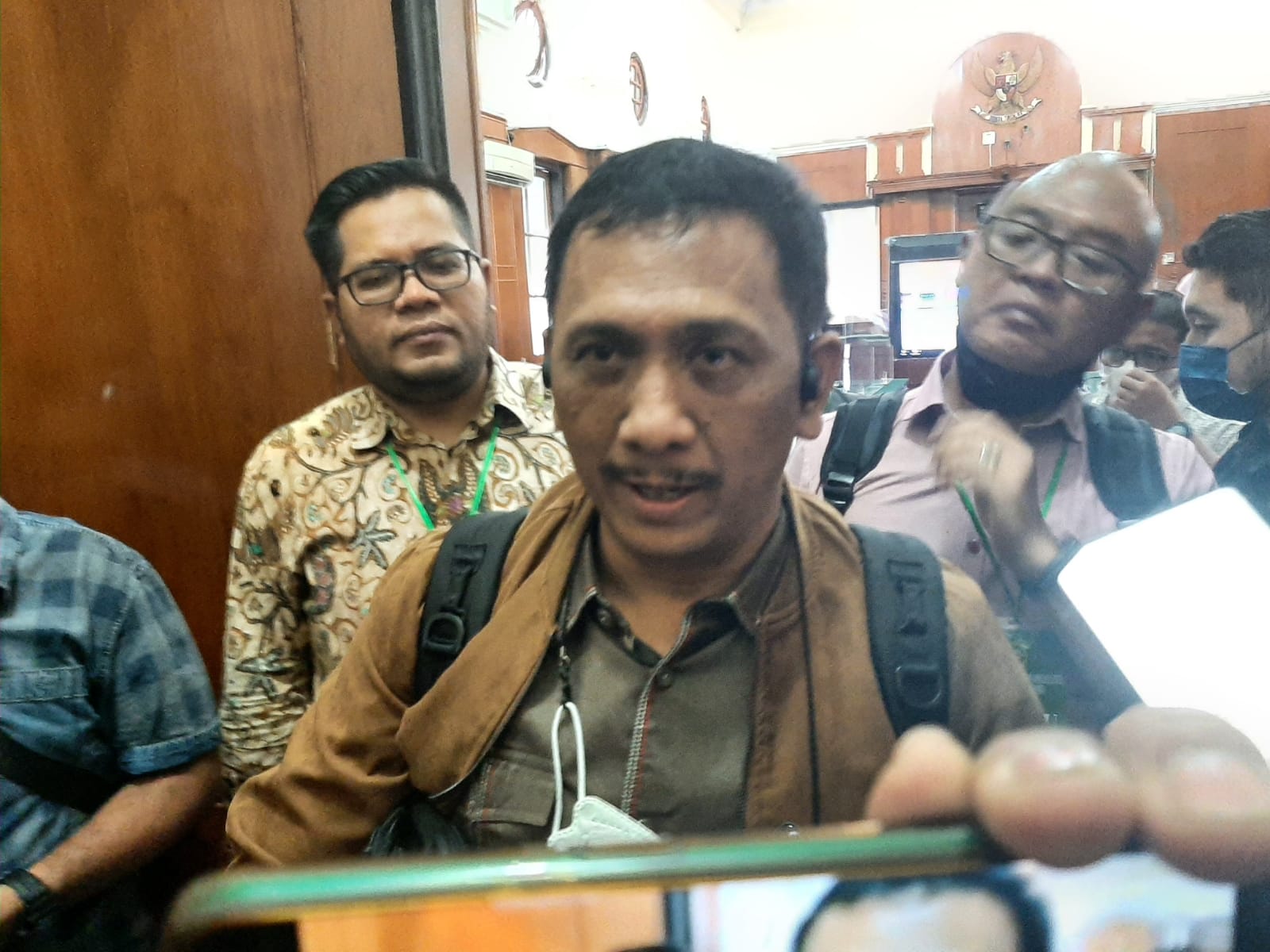 Pengacara Bechi, Gede Pasek Suardika saat diwawancara wartawan usai persidangan (Foto / Istimewa)