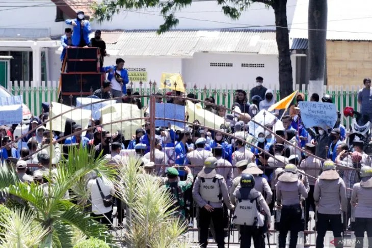 Mahasiswa PMII unjuk rasa di depan Kantor Pemkab Situbondo, Kamis (8/9/2022). (ANTARA/Novi H)