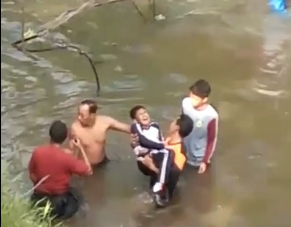 Mengerikan! Jembatan Gantung di Probolinggo Putus, Puluhan Siswa Berjatuhan