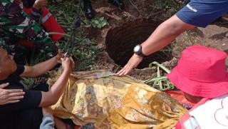 Proses evakuasi korban terperosok dan tercebur ke dalam bekas sumur tua di Dusun Gumuk Mas RT32/RW06, Desa Karangsari, Kecamatan Bantur, Kabupaten Malang, Jawa Timur, Jumat 9 September 2022/ist