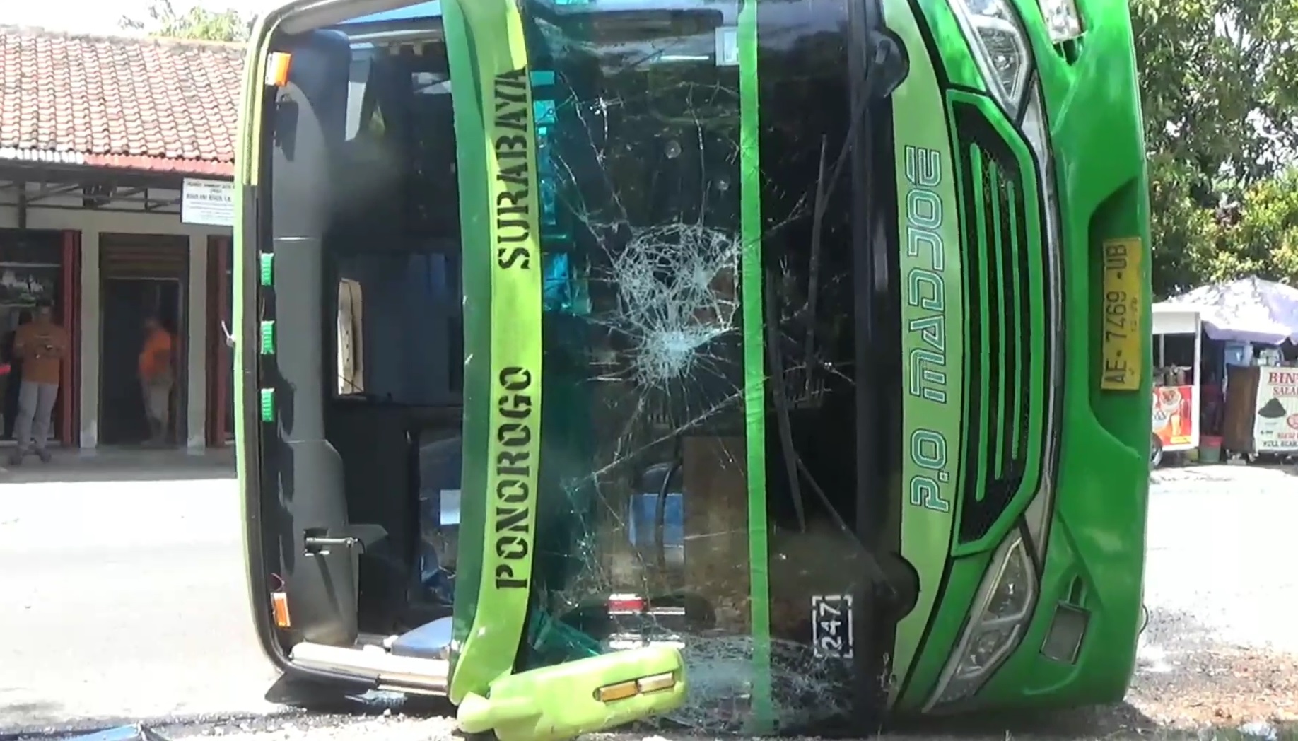 Bus Tabrak 2 Mobil di Lampu Merah Nganjuk