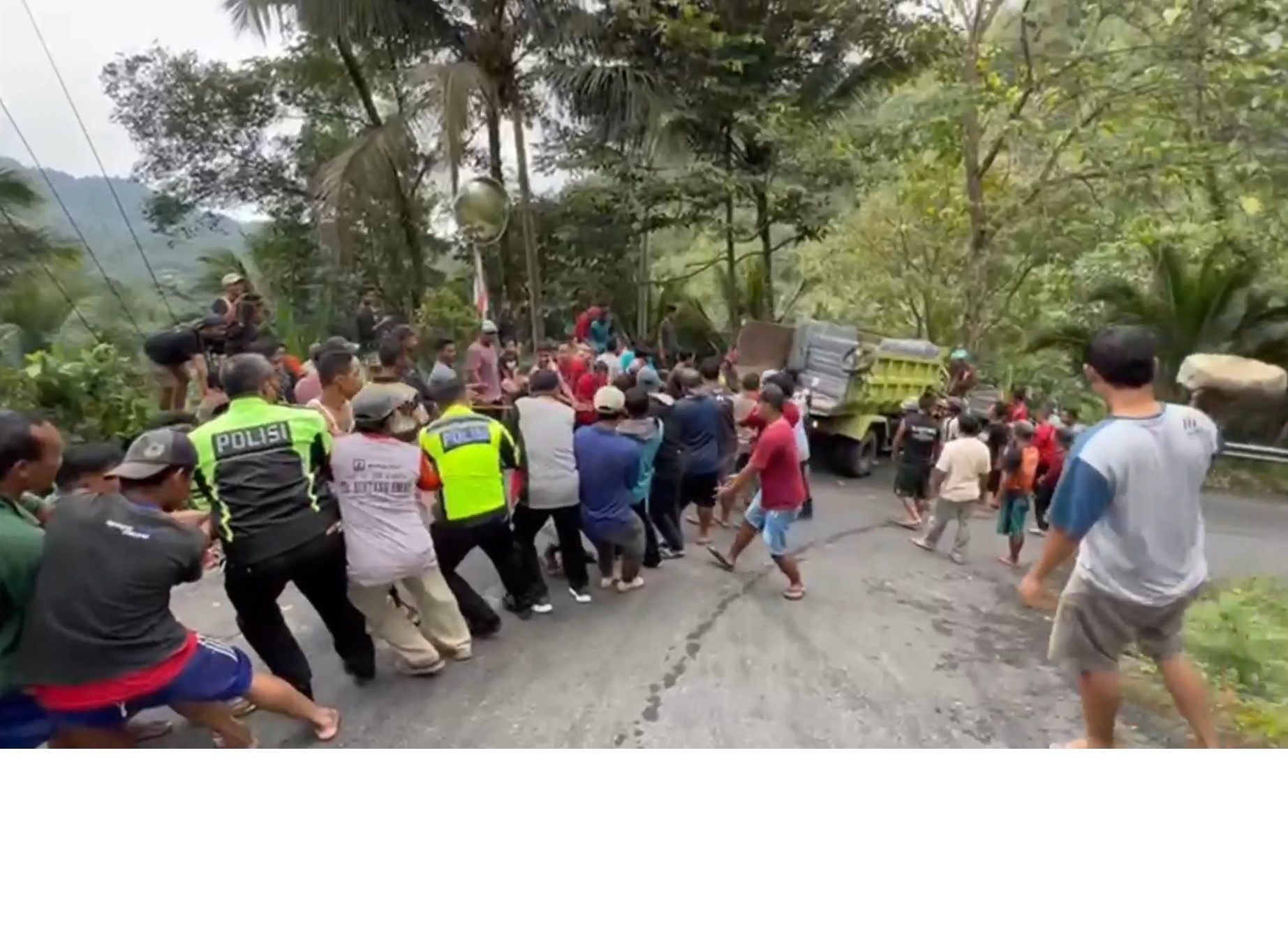 Diseruduk Truk Plat Merah, Truk Pengangkut Bahan Bangunan Terjun ke Jurang